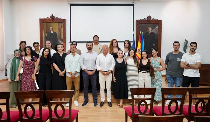 EL VICEPRESIDENTE PRIMERO SALUDA A LOS 17 ENFERMEROS ESCOLARES QUE EJERCERÁN EN LOS COLEGIOS EL VICEPRESIDENTE PRIMERO SALUDA A LOS 17 ENFERMEROS ESCOLARES QUE EJERCERÁN EN LOS COLEGIOS