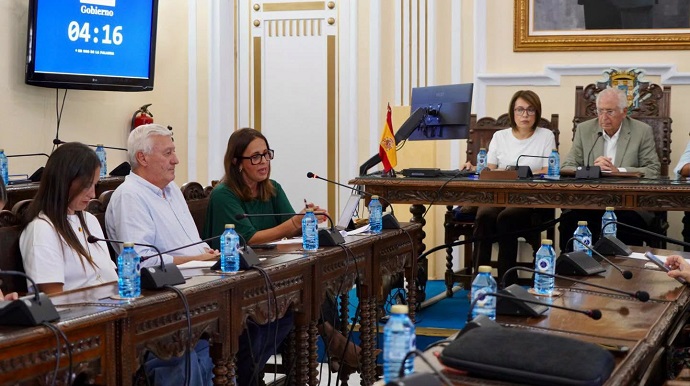 EL PLENO DE LA ASAMBLEA CONCEDE LAS MEDALLAS DE ORO AL CLUB TORREBLANCA Y A LA MESA INTERCONFESIONAL EL PLENO DE LA ASAMBLEA CONCEDE LAS MEDALLAS DE ORO AL CLUB TORREBLANCA Y A LA MESA INTERCONFESIONAL