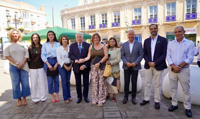 EL GOBIERNO LOCAL ASISTE A LA LECTURA DEL MANIFIESTO DE LA ASOCIACIÓN DE FAMILIARES DE ALZHEIMER EL GOBIERNO LOCAL ASISTE A LA LECTURA DEL MANIFIESTO DE LA ASOCIACIÓN DE FAMILIARES DE ALZHEIMER
