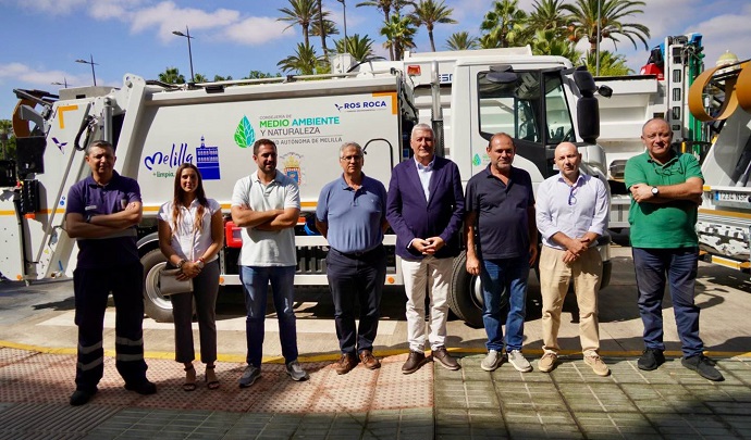 EL CONSEJERO DE MEDIO AMBIENTE PRESENTA CUATRO NUEVOS CAMIONES PARA LA RECOGIDA DE CONTENEDORES