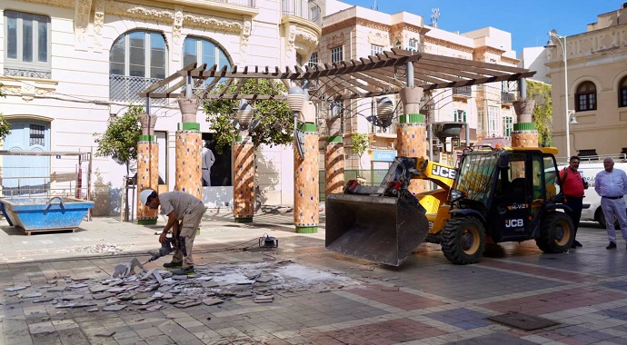 EL CONSEJERO DE MEDIO AMBIENTE VISITA LAS OBRAS DE REHABILITACI�N DE LA PLAZA MEN�NDEZ PELAYO
