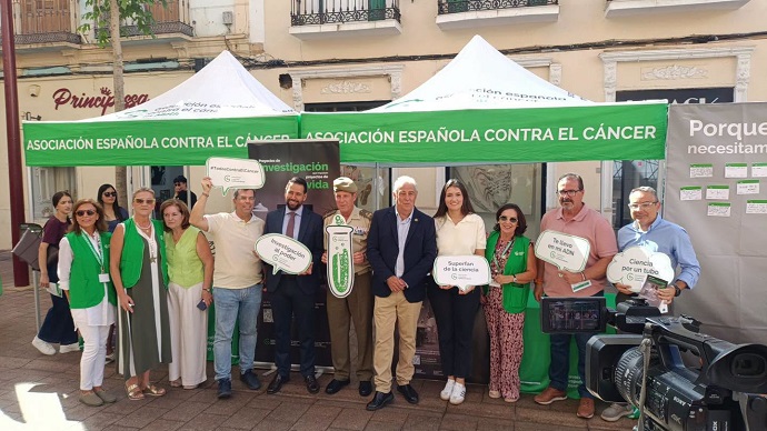 WEB LA CONSEJERA DE POL�TICAS SOCIALES VISITA LA MESA INFORMATIVA DE LA ASOCIACI�N ESPA�OLA CONTRA EL C�NCER