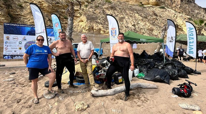 EL CONSEJERO DE MEDIO AMBIENTE ASISTE A LA 'XII GRAN LIMPIEZA DE FONDOS MARINOS Y PLAYAS'