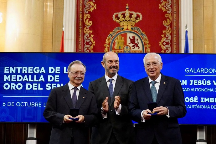 EL PRESIDENTE DE LA CIUDAD RECIBE LA MEDALLA DE ORO DEL SENADO JUNTO A SU HOM�LOGO CEUT�