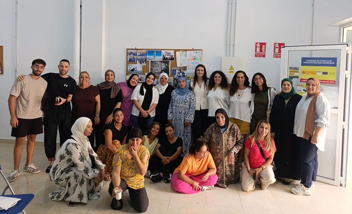 LA CONSEJERA DE SALUD P�BLICA VISITA LAS CLASES DE YOGA DE LA ASOCIACI�N 'EL TECHO ES UN DERECHO'