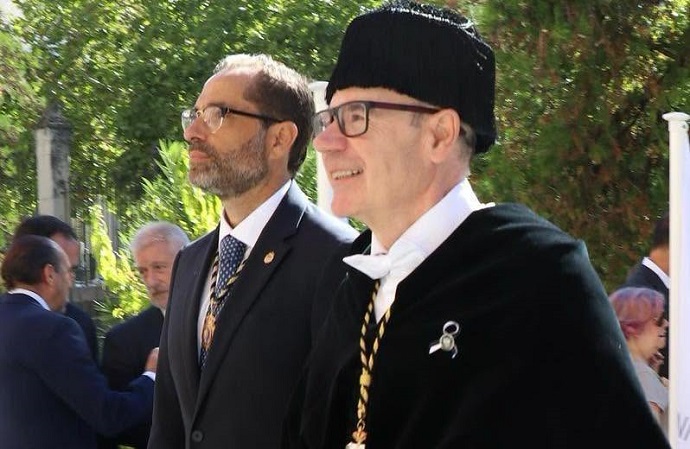 EL CONSEJERO DE FOMENTO UNIVERSITARIO AGRADECE LA CONCESI�N DE LA MEDALLA DE ORO DE LA UGR